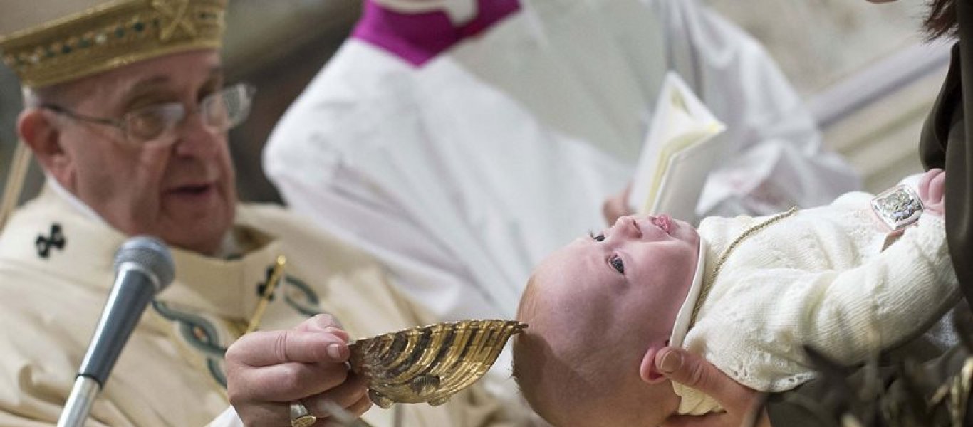 Πάπας Φραγκίσκος: «Θηλάστε άφοβα το μωρό κατά τη διάρκεια της βάφτισης»